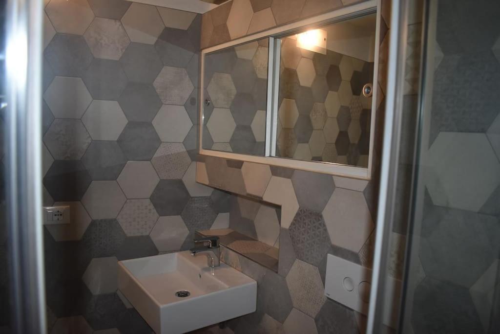 Nur 2 Casa Vacanze Bergamo Via Pignolo Bagian luar foto